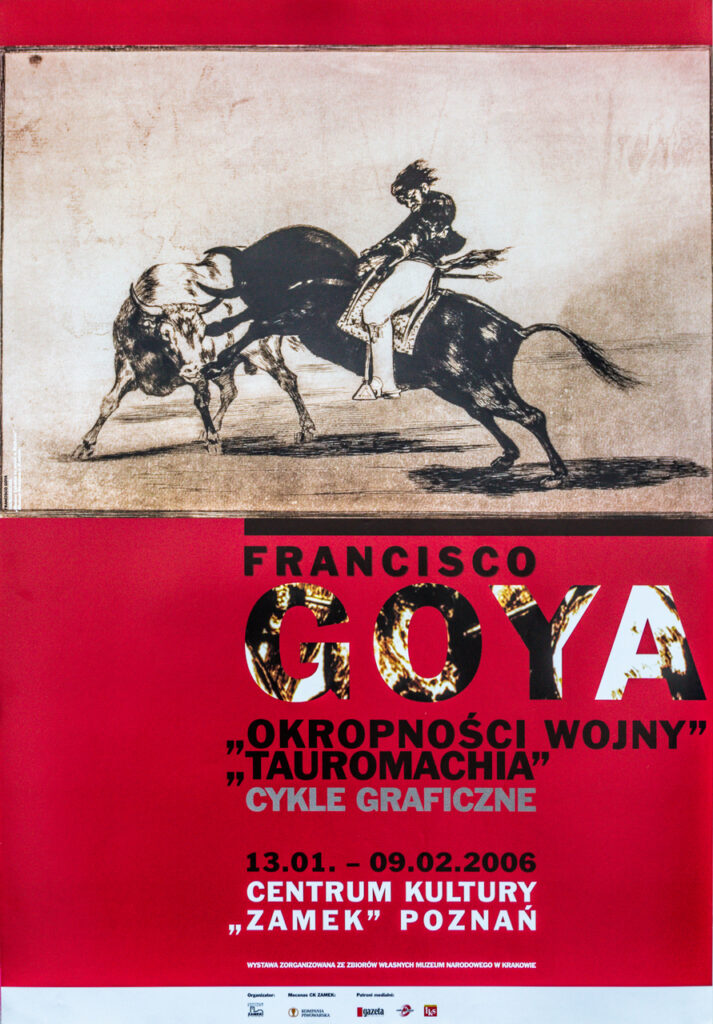 Plakat reklamujący wystawę Francisco Goya. W górnej części znajduje się grafika, na której czarny byk stoi na dwóch tylnych nogach. Prowadzony jest przez jeźdzca, który znajduje się na jego grzbiecie w siodle. Z pleców mężczyzny wystaje strzała, a jego głowa zwisa z ramion. Po ich lewej stronie jest drugi byk w kolorze białym, który pochyla się przez kopytami czarnego zwierzęcia. W dolnej części grafiki wypisane są informacje o wystawie, czyli nazwisko artysty, nazwa wydarzenia, data i miejsce.