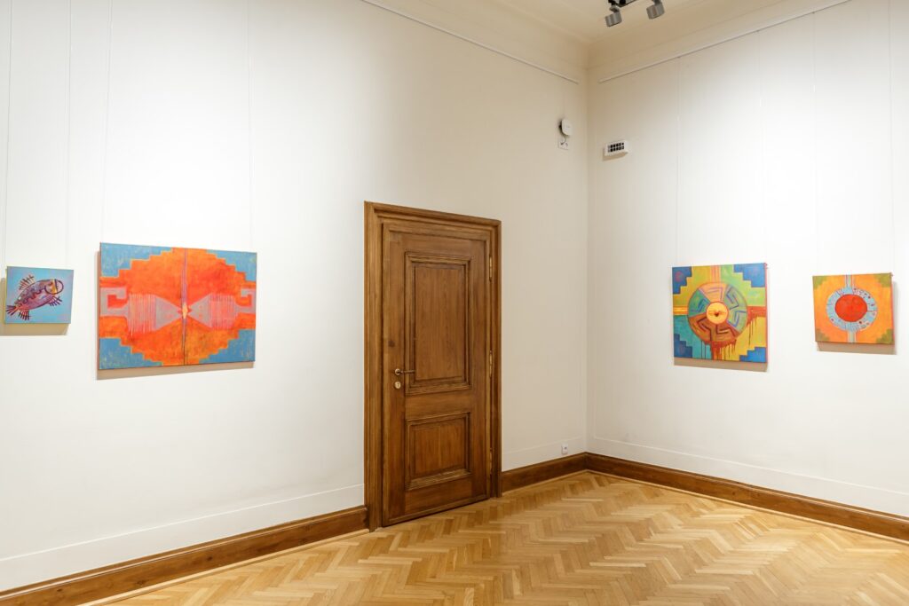 Cztery obrazy w intensywnych kolorach po obu stronach zamknietych drzwi