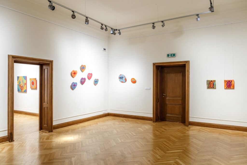 Małe kolorowe obrazy zawieszone w przestrzeni