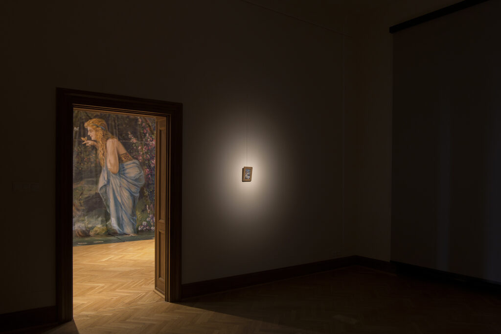 W głębi ciemnego pomieszczenia widoczny fragment ekspozycji