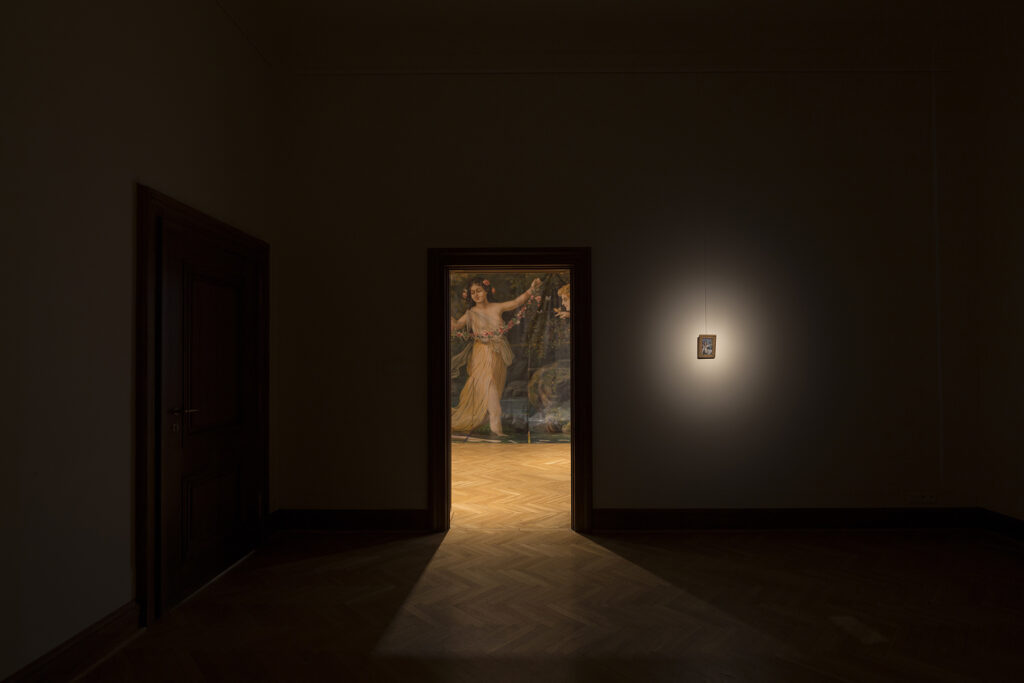 W głębi ciemnego pomieszczenia fragment ekspozycji