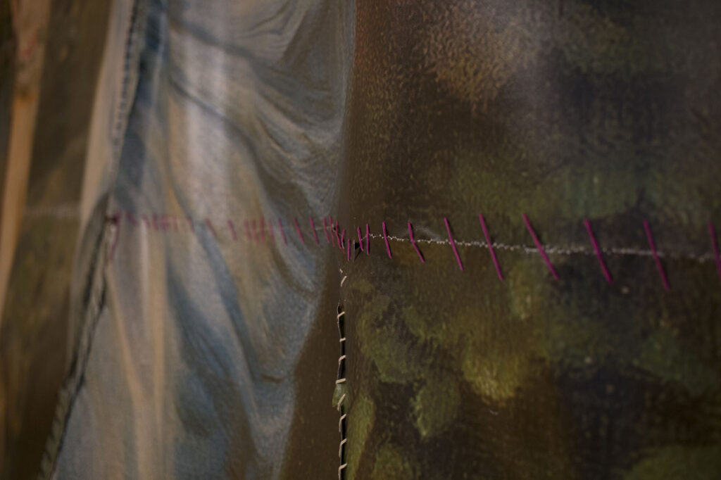 Zbliżenie na fragment obrazu, szwy na wydruku wielkoformatowym